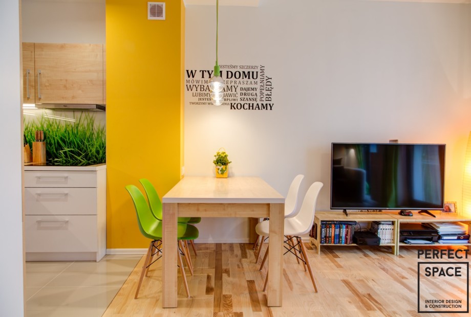 Ten sam model krzeseł ale w różnym kolorze to sprawdzone rozwiązanie według architekta wnętrz