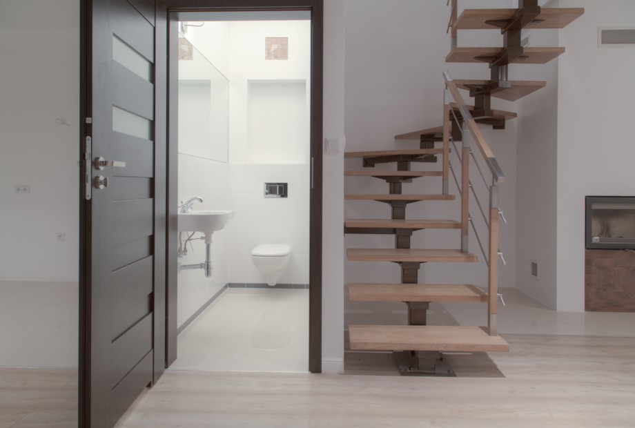 Aranżacja wnętrza z drewnianą balustradą i metalowymi prętami