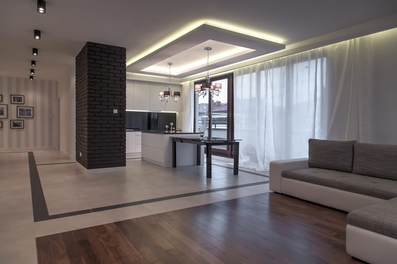 Architekt wnetrz prawidlowo rozmiesci punkty swietlne zapobiegajac efektowi przytloczenia forma