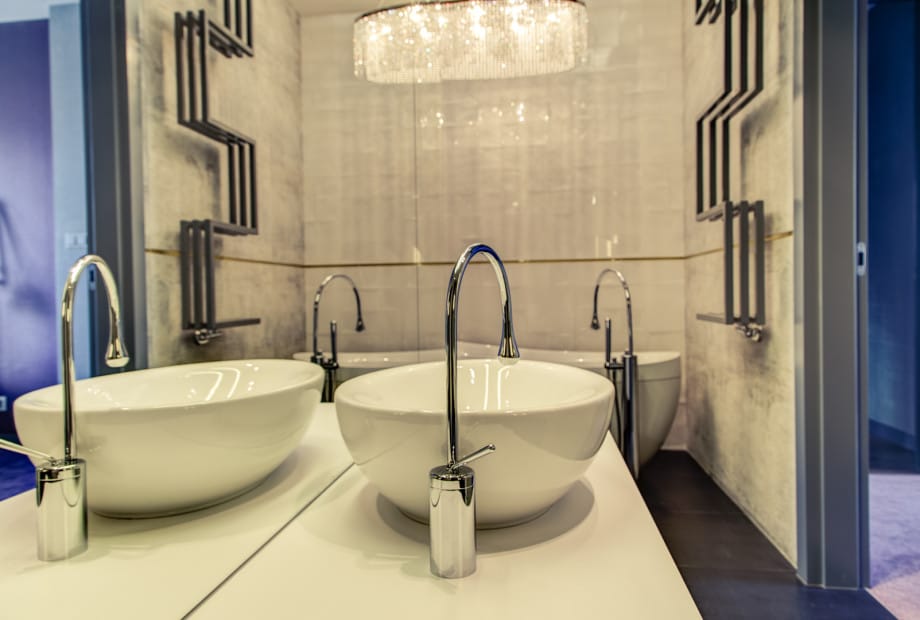 Architekt wnetrz uwaza ze zyrandol w lazience to najwyzsza forma designu