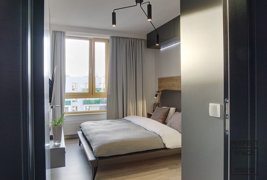 Wedlug architekta wnetrz, minimalistyczne, nowowczesne formy zyrandola pasuja do klasycznych wnetrz